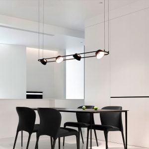 A imagem mostra o pendente led ZAVI da Nordecor, cujo design moderno e luzes posicionadas estrategicamente oferecem uma iluminação focada e estilosa para a área de refeições, complementando a estética minimalista do ambiente.