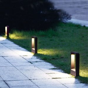 Imagem de corredor iluminado com as luminárias led RONU que criam um ambiente decorativa e funcional ao caminho.
