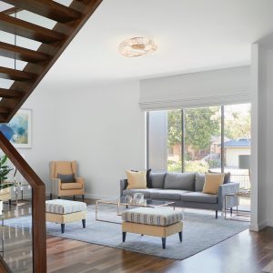 Imagem de Sala de Estar com Iluminação decorativa do Plafon led LEZIE Nordecor, seu destaque é o efeito refletido nos cristais.