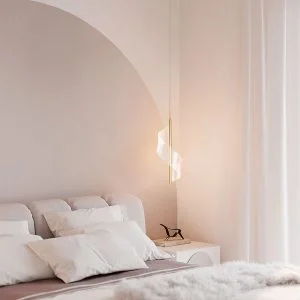 A imagem mostra o pendente led RUBAN 1 MÓD. da Nordecor, cujo design elegante e moderno proporciona uma iluminação suave e acolhedora para o quarto.