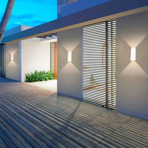 Fachada de casa iluminada pela arandela led FIT.