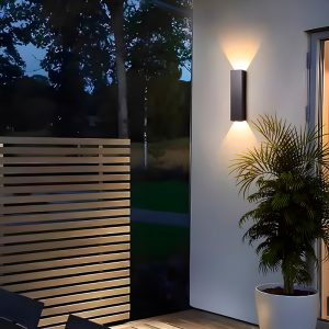 Fachada de casa iluminada pela arandela led FIT.