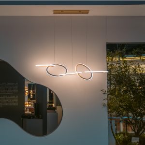 O pendente LED ZENA traz um toque de arte e modernidade para qualquer ambiente. Sua estrutura composta por formas geométricas interligadas cria um design elegante e inovador, capaz de se tornar o destaque central na decoração. A iluminação LED embutida oferece uma luz suave e eficiente, ideal para criar um clima aconchegante e estiloso na sala de jantar, na sala de estar ou em qualquer outro espaço. Este pendente combina tecnologia e estilo para proporcionar uma iluminação funcional e um design único.
