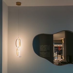 O Pendente LED ZENA ORI da Nordecor é uma escultura luminosa que combina arte com iluminação. Este pendente, com uma potência de 79W, produz um fluxo luminoso impressionante de 6320LM. A temperatura de cor de 3.000K fornece uma luz quente, ideal para criar um ambiente envolvente e convidativo. Com um grau de abertura de 120°, a luz se espalha de maneira ampla e uniforme. A composição de metal, acrílico e silicone assegura durabilidade e uma aparência sofisticada, enquanto a cor Ouro Champagne acrescenta um toque de elegância e modernidade. O design orgânico, com suas linhas fluidas e entrelaçadas, faz deste pendente uma peça central deslumbrante que é tanto uma fonte de iluminação quanto uma peça de decoração. O ZENA ORI é uma escolha perfeita para ambientes que buscam um impacto visual marcante com iluminação de alta qualidade.