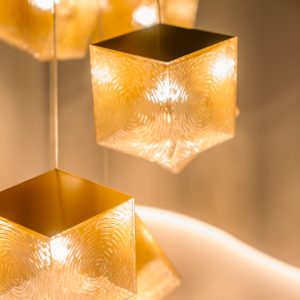 O Pendente BITIS é uma expressão contemporânea de design em iluminação. Este luminário possui um bocal para lâmpada tipo G9, sendo ideal para lâmpadas da mesma especificação, que proporcionam uma luz acolhedora e eficiente. Seu corpo é uma fusão harmoniosa de metal resistente e vidro trabalhado, oferecendo uma estética refinada e moderna. Disponível em cores Preto ou Ouro Champagne, permite uma integração versátil em variados esquemas de decoração, desde os mais sóbrios e elegantes aos mais vibrantes e modernos. Este pendente é particularmente adequado para realçar a área de um espaço com um toque de sofisticação e um jogo de luz e sombra cativante.