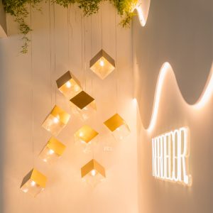 O Pendente BITIS é uma expressão contemporânea de design em iluminação. Este luminário possui um bocal para lâmpada tipo G9, sendo ideal para lâmpadas da mesma especificação, que proporcionam uma luz acolhedora e eficiente. Seu corpo é uma fusão harmoniosa de metal resistente e vidro trabalhado, oferecendo uma estética refinada e moderna. Disponível em cores Preto ou Ouro Champagne, permite uma integração versátil em variados esquemas de decoração, desde os mais sóbrios e elegantes aos mais vibrantes e modernos. Este pendente é particularmente adequado para realçar a área de um espaço com um toque de sofisticação e um jogo de luz e sombra cativante.