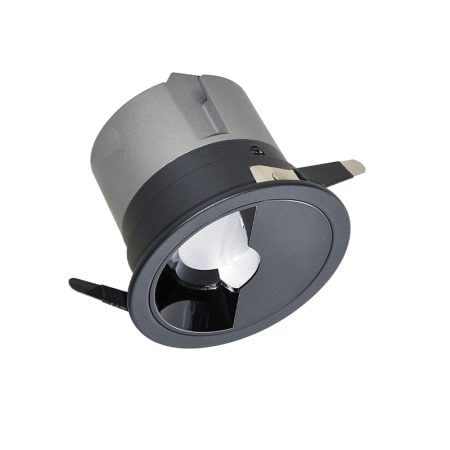 O Spot LED de Embutir ZAGLE WALL WASHER da Nordecor alia funcionalidade e estética, ideal para iluminação focada em paredes. Seu efeito wall washing realça texturas e obras de arte, graças à distribuição homogênea de luz. Com um IRC superior a 97, garante fidelidade nas cores, enquanto o UGR abaixo de 16 proporciona conforto visual. A precisão em tons vermelhos (R9 > 93) e a uniformidade de cor (SDCM < 5) o tornam perfeito para ambientes que valorizam a arte e design com qualidade luminotécnica.