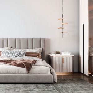 A imagem exibe o pendente LED Kote de 4 módulos da Nordecor, cujo design moderno e linhas elegantes acrescentam um toque distintivo acima do criado-mudo em um quarto sofisticado.