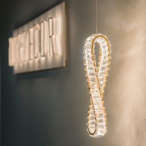 A fusão da funcionalidade com o luxo é o que torna a Linha LEZIE verdadeiramente excepcional, resultando em um item de decoração que também é uma declaração de estilo, uma expressão do gosto refinado em forma de luz.