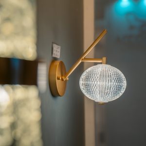Apresentamos a linha LUSE da Nordecor, uma combinação perfeita de elegância e inovação em iluminação. Esta linha, composta por pendentes e uma arandela, destaca-se pelo seu globo em acrílico detalhado, criando uma iluminação difusa e escultórica de 3.000K que transforma espaços com seu brilho.