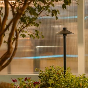 Minimalismo Iluminado. Transforme seu jardim com a elegância discreta das luminárias led de jardim Nordecor.