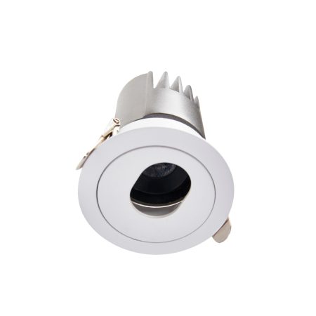 O Spot LED de Embutir MAYN da Nordecor, com lente arredondada, cria um facho luminoso único para uma iluminação confortável e esteticamente agradável. Com um alto IRC (>97) e um R9 superior a 93, garante uma reprodução de cores precisa, enquanto seu baixo UGR (