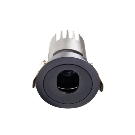 O Spot LED de Embutir MAYN da Nordecor, com lente arredondada, cria um facho luminoso único para uma iluminação confortável e esteticamente agradável. Com um alto IRC (>97) e um R9 superior a 93, garante uma reprodução de cores precisa, enquanto seu baixo UGR (