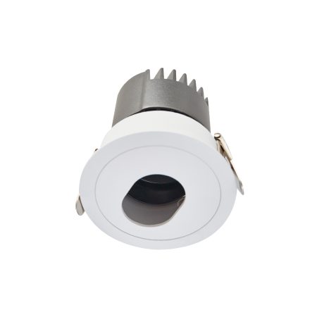 O Spot LED de Embutir MAYN da Nordecor, com lente arredondada, cria um facho luminoso único para uma iluminação confortável e esteticamente agradável. Com um alto IRC (>97) e um R9 superior a 93, garante uma reprodução de cores precisa, enquanto seu baixo UGR (