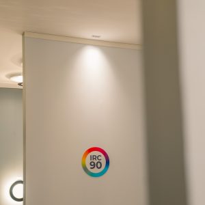 O Downlight LED de Embutir POWERUS DIR é uma escolha eficiente e elegante para iluminação direcional. Com uma potência de 6W e um fluxo luminoso de 540LM, ele oferece uma iluminação intensa e focalizada com uma temperatura de cor de 3.000K, que cria uma atmosfera acolhedora e convidativa. O grau de abertura de 38° proporciona um feixe de luz direcionado, perfeito para destacar áreas ou objetos específicos. Fabricado em alumínio, conhecido por sua durabilidade e resistência ao calor, este downlight possui classificação IP20, indicando proteção contra objetos maiores que 12,5 mm e não sendo adequado para uso em áreas com água. Seus altos índices de reprodução de cor (IRC >90 e R9 >70) asseguram que as cores são vistas de forma natural e vívida, enquanto o UGR (